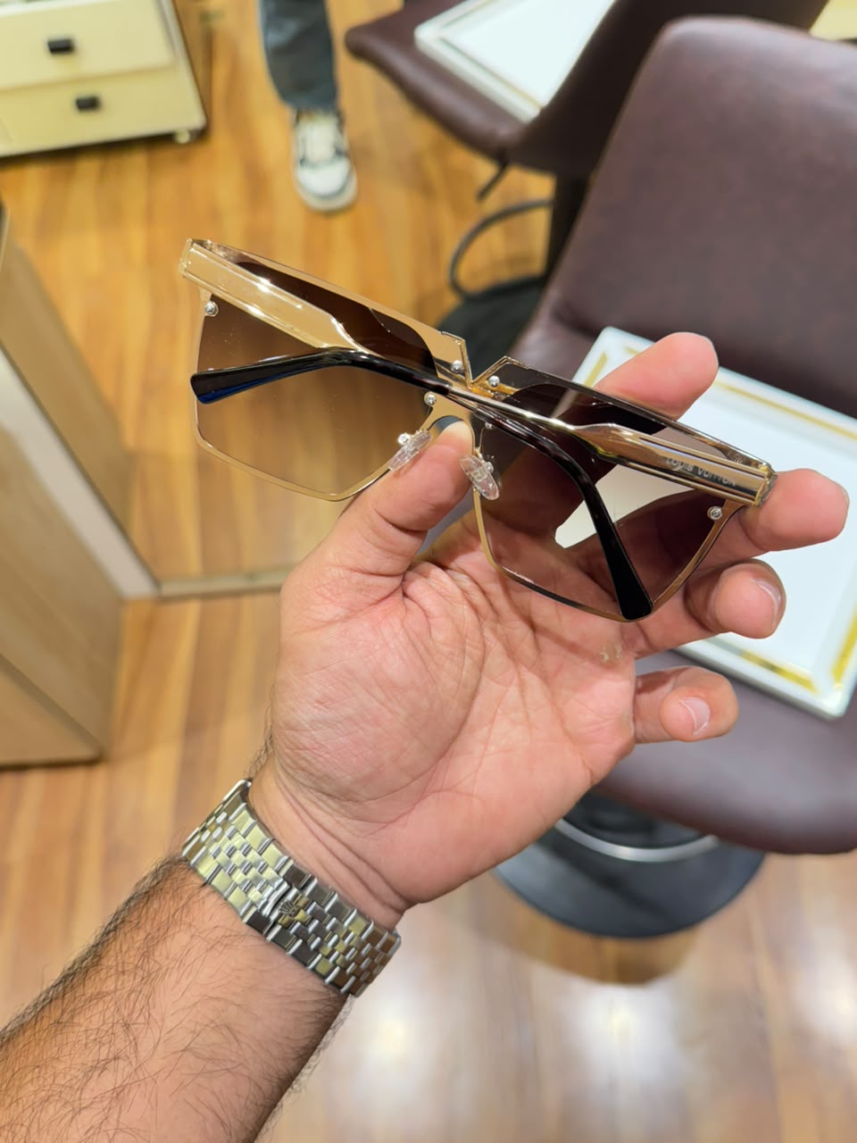 Louis vuitton V cut gold brown