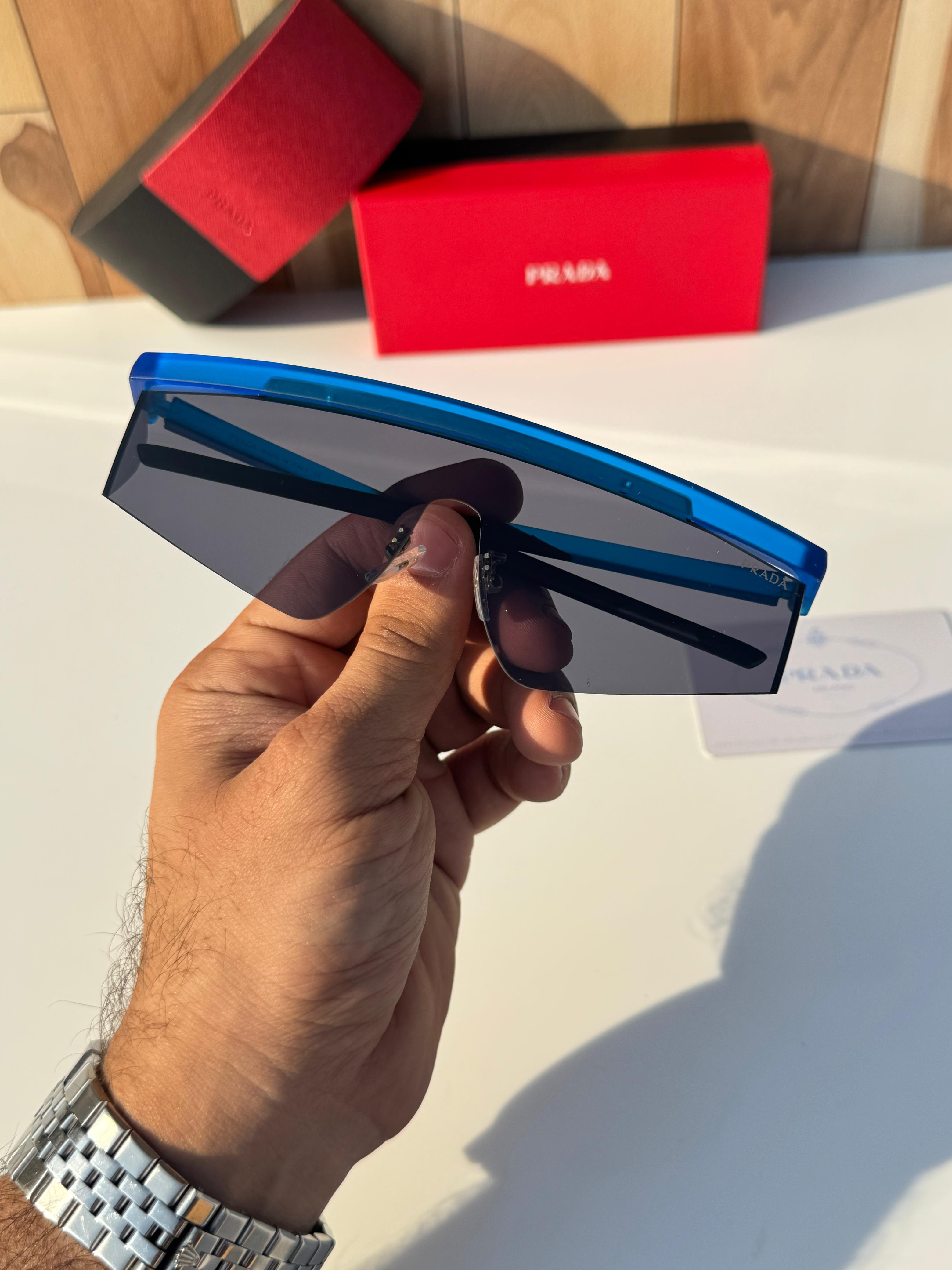 prada_217_blue