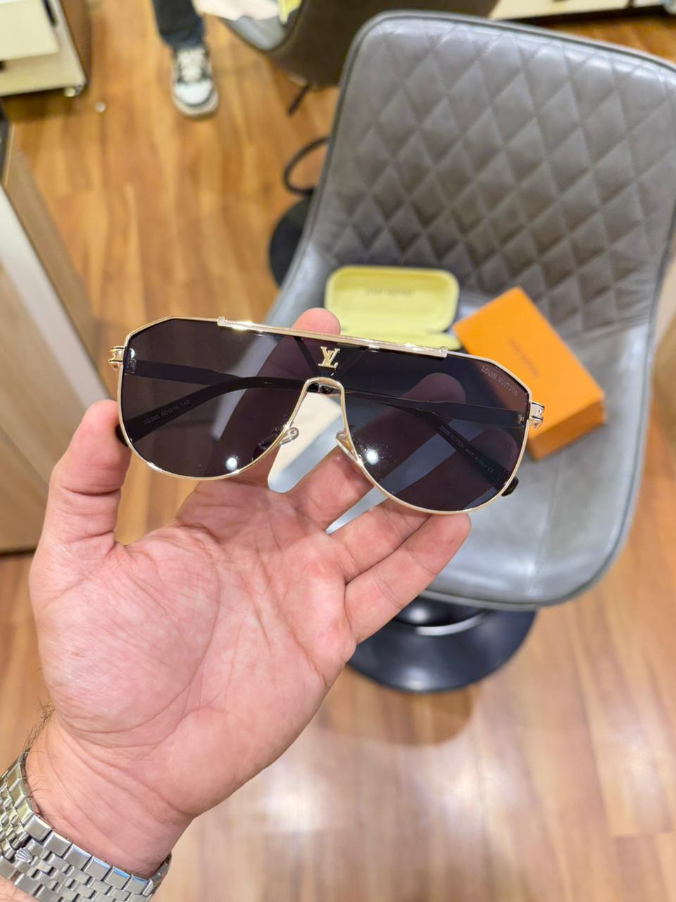 louis vuitton 22295 gold black