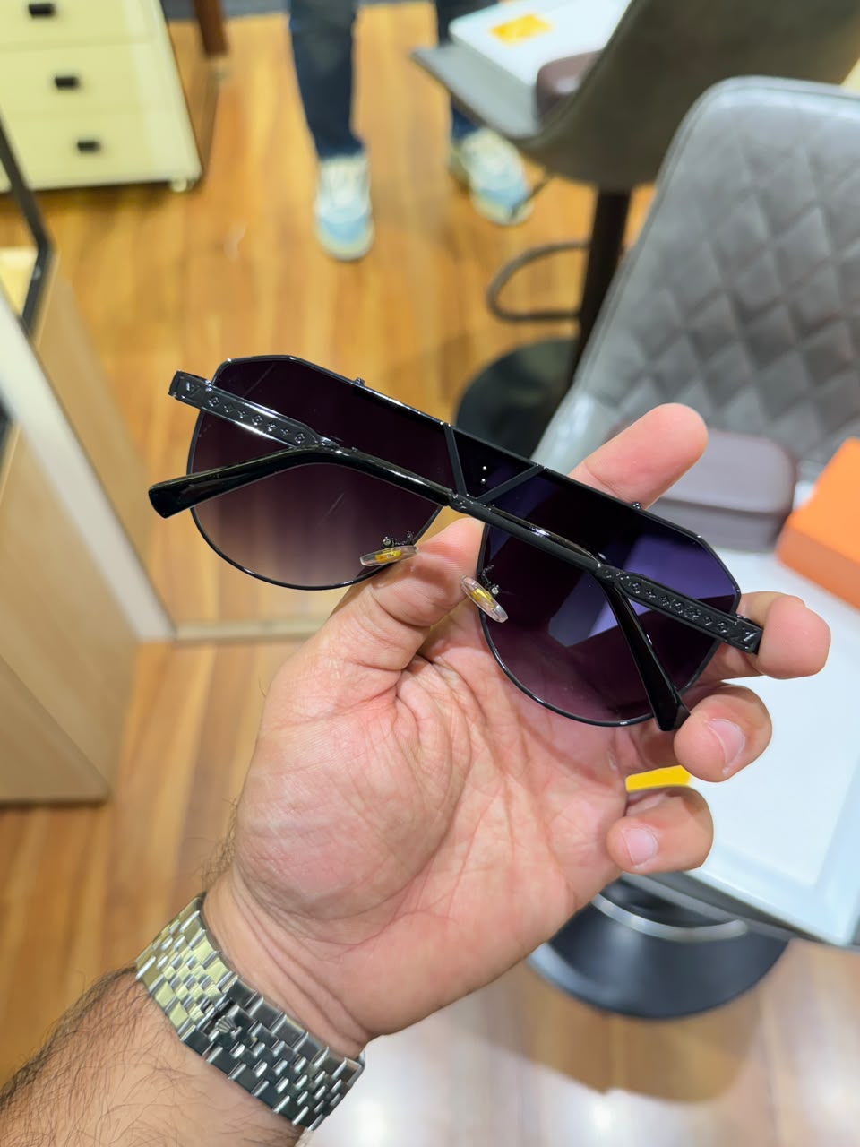 louisvuitton 22295 black shaded