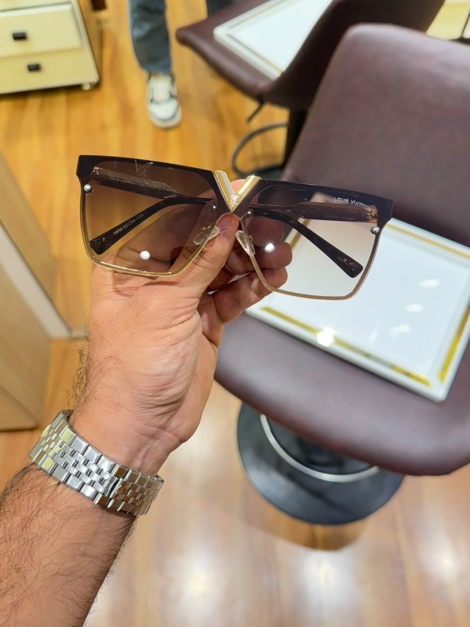 Louis vuitton V cut gold brown