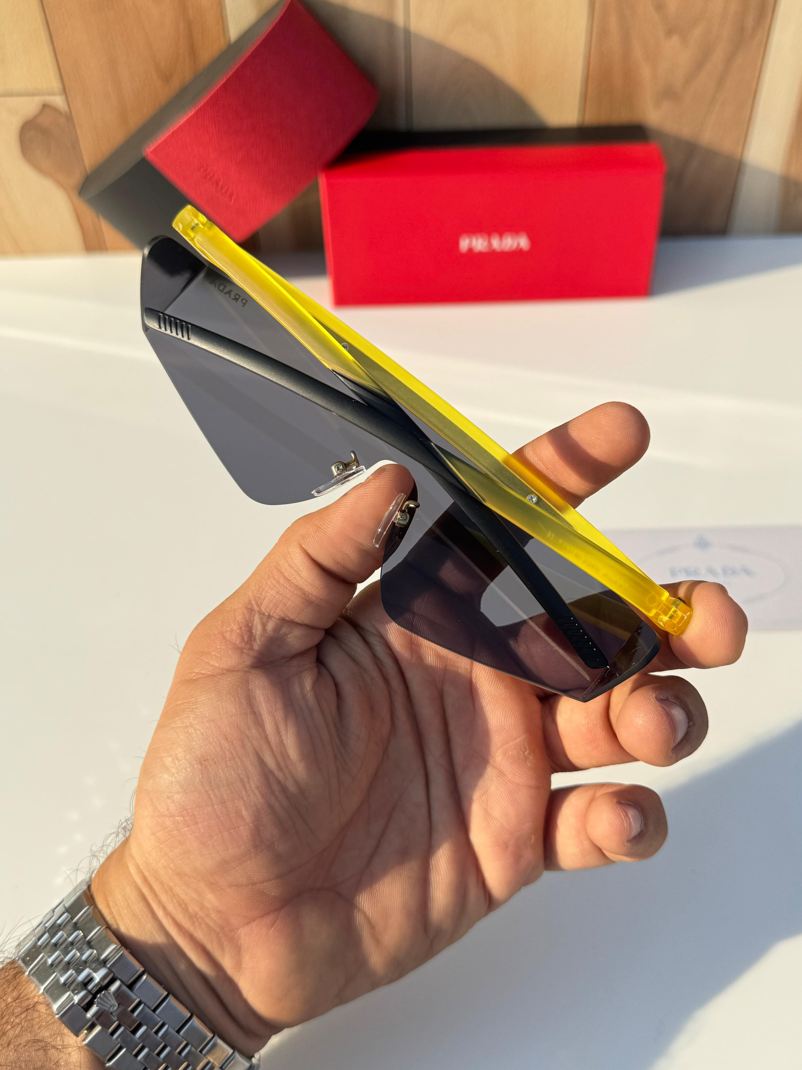 prada_217_yellow_black