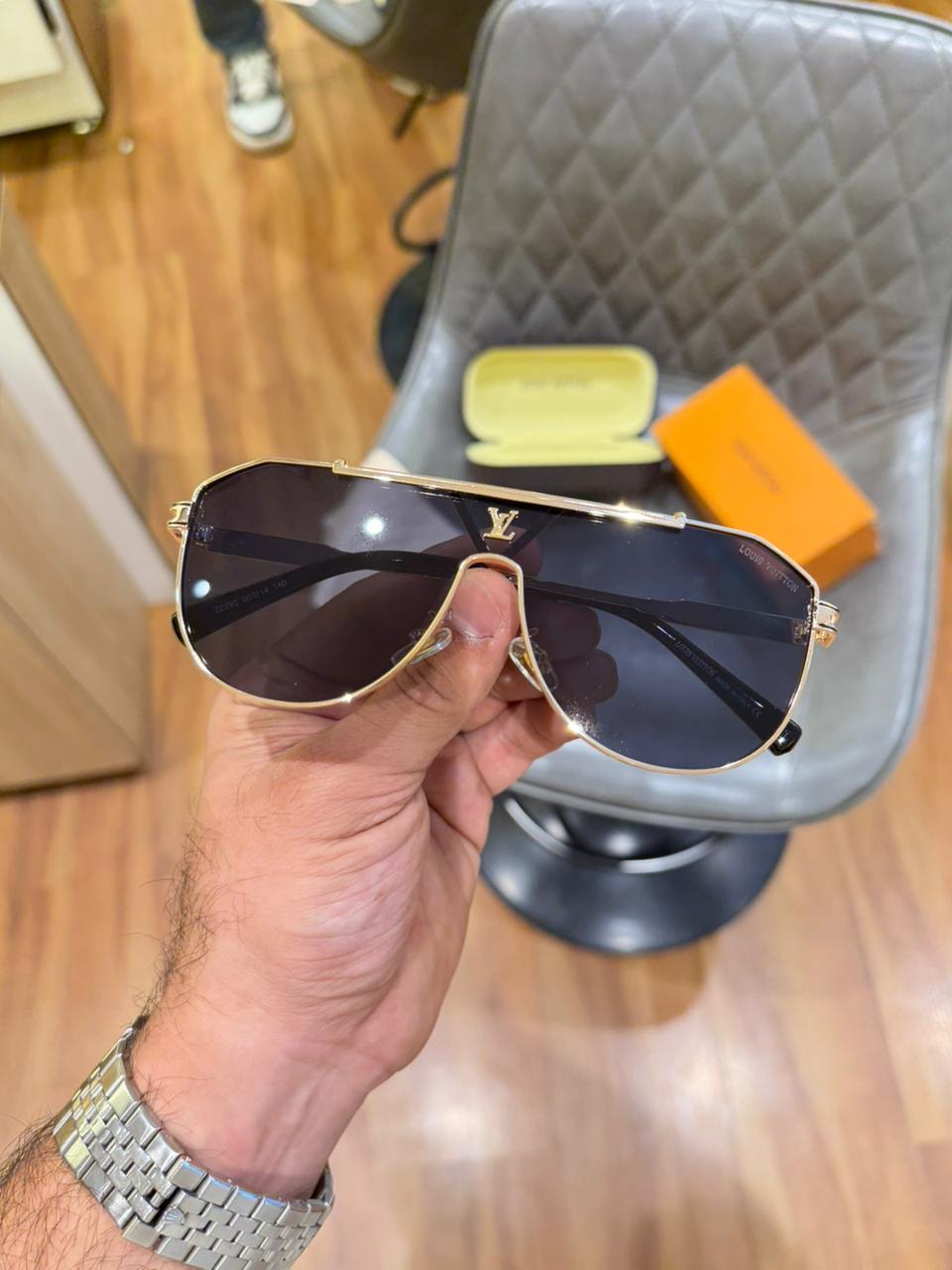 louis vuitton 22295 gold black