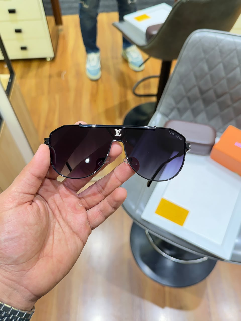 louisvuitton 22295 black shaded