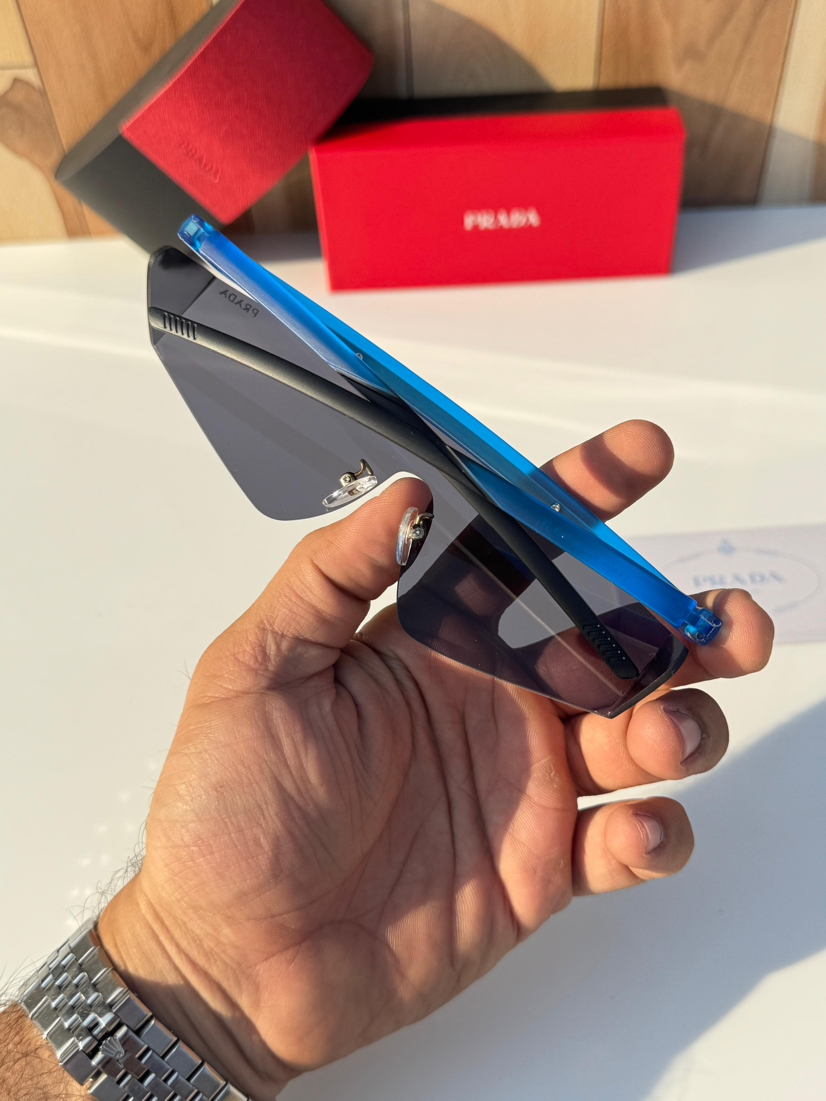 prada_217_blue